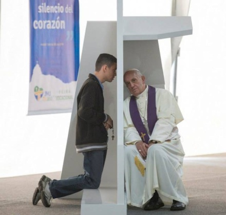 pope-francis-hearing-confession1